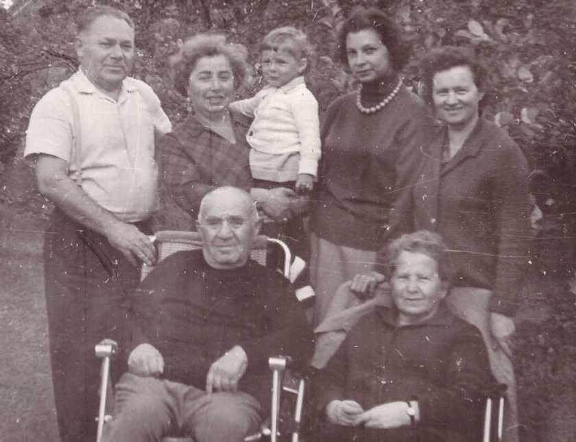 6_Израиль и Бася сидят